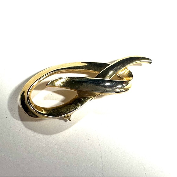 Vintage JJ Jonette Gold Tone Brooch Lapel Pin Twisted Ribbon Shape Unisex - Picture 3 of 5